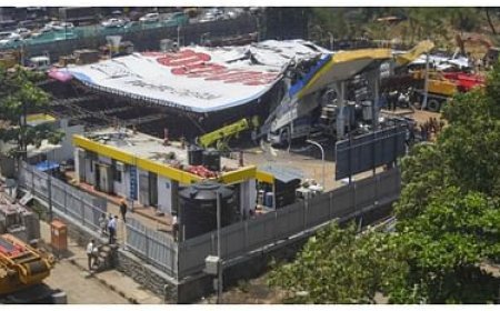 मुंबई होर्डिंग हादसा: नींव की गहराई पर आपत्ति न जताने वाले इंजीनियर को भी  NOC देने के आरोप में गिरफ्तार भी किया गया।